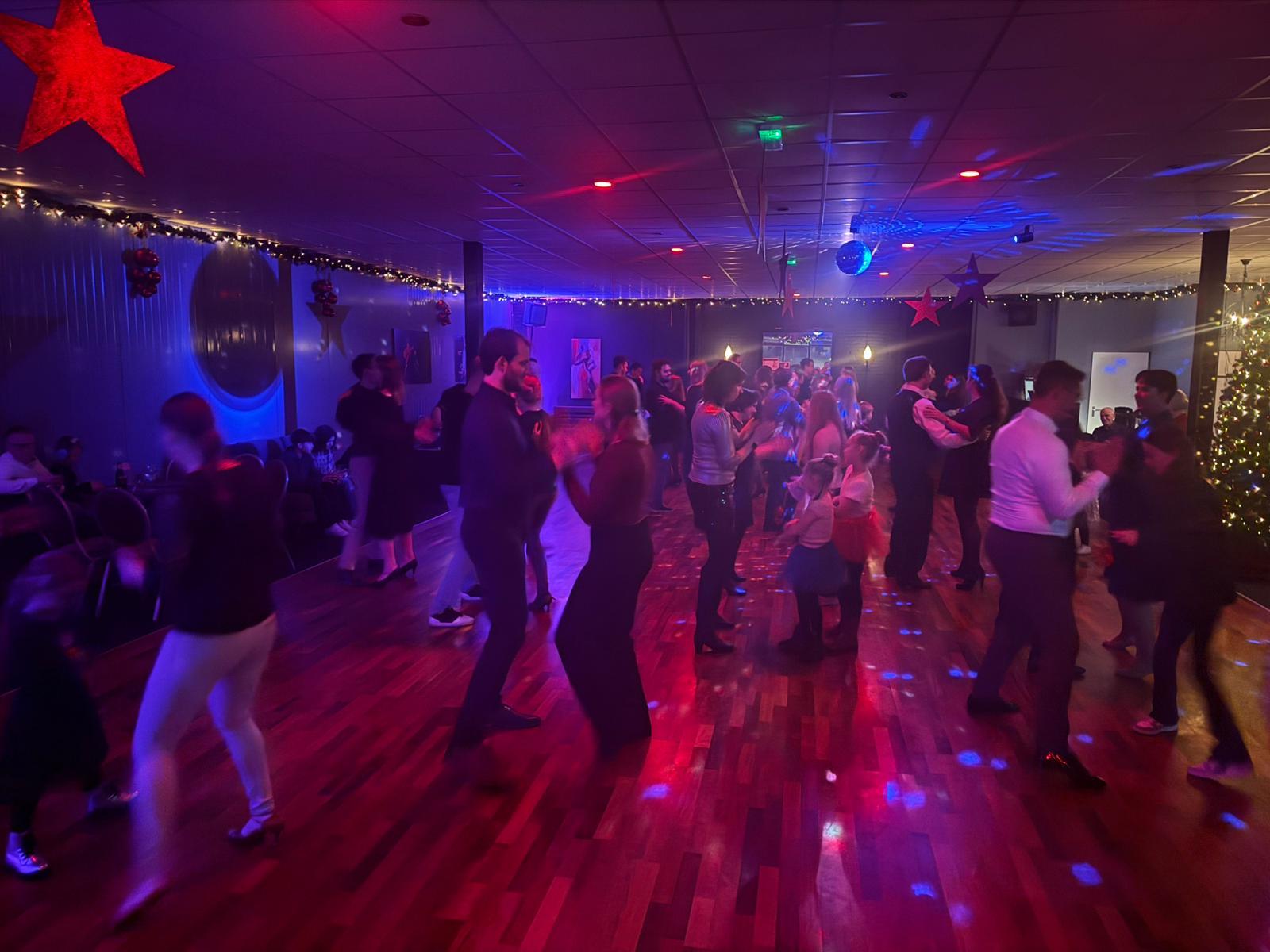 dansen alleenstaanden Hengelo (ov) uitgaan DatingOost DatingOost.nl singles vrijgezel alleengaanden stijldansen dansmiddag datingsite datingbureau Almelo Hengelo Overijssel Oost-Nederland singlescafe singleparty singlesmiddag singlesborrel 